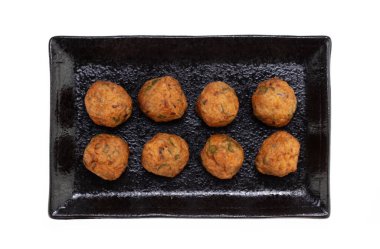 Shabu shabu için balık topu beyaz arkaplanda izole