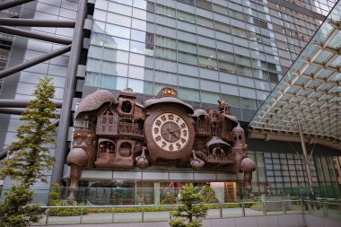 TOKYO JAPAN Mayıs - 14, 2019: Otomatik saat Nittele Okokei Nippon Televizyon Genel Merkezi binasının ön cephesinde asılı duruyor.
