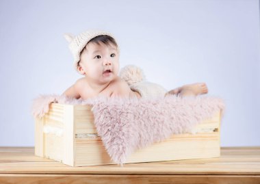 Tahta kutunun üzerinde şirin tavşan kostümü.