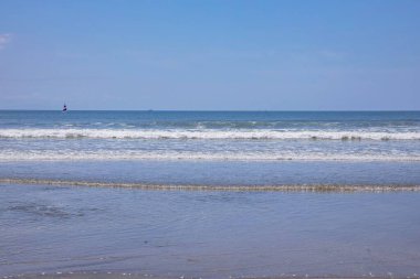 Boş tropik plaj arka planından deniz manzarası