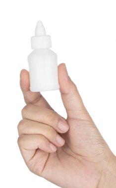 El ele tutuşan çok amaçlı lateks yapıştırıcı beyaz arka planda izole edilmiş.