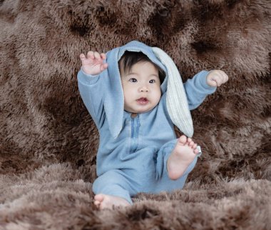 Güzel bebek tavşan kostümü giyiyor