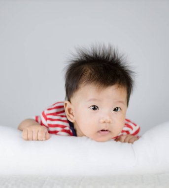 Yatağın üzerinde şirin bir bebek