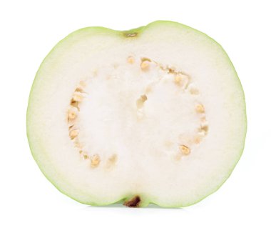 Beyaz arkaplanda izole edilmiş guava dilimi