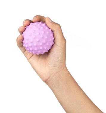 El ele tutuşan plastik top oyuncağı beyaz arka planda izole edildi 