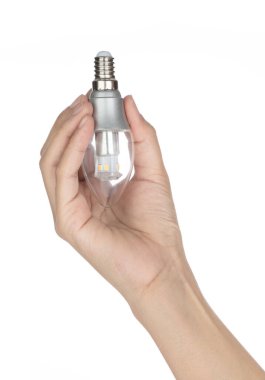 El ele tutuşan LED ampulü beyaz arkaplanda izole edildi.