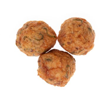 Shabu shabu için balık topu beyaz arkaplanda izole