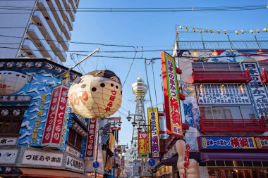 OSAKA, Japonya - 21 Mayıs 2019: Shinsekai ilçesindeki Tsutenkaku Kulesi 