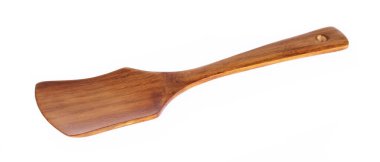 Tahta spatula çevirici beyaz arkaplanda izole edildi.