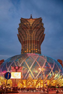 Macau, Çin - 9 Kasım 2018: Macau, Çin 'deki Grand Lisboa Kumarhanesi ve diğer kumarhanelerin gece manzarası