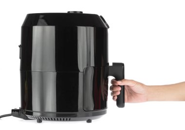 Beyaz arkaplanda el ele tutuşan yağsız kızartma makinesi