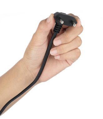 Beyaz arkaplanda el ele tutuşan elektrik prizi izole edildi