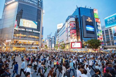 TOKYO JAPAN - 18 Mayıs 2019: Tokyo Shibuya İlçesi, Japonya 'da insanlarla, binalarla, mimari ve mağazalarla dolu yoğun bir cadde