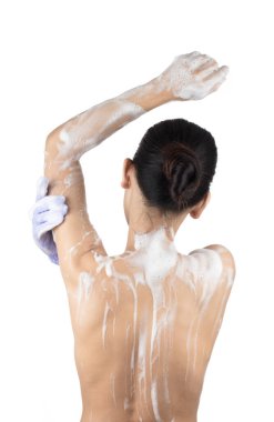 Beyaz bir arka planda duş alan bir kadın.