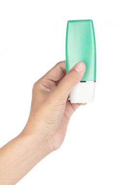 El ele tutuşan Güneş Kremi Şişesi Beyaz Arkaplanda izole edildi