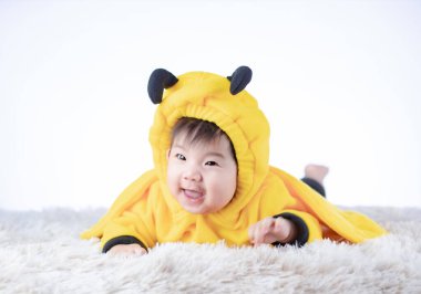 Arı kostümlü şirin bir bebek..