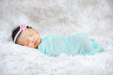 Şirin Newborn 'un saç bandını yün halılara takması, moda konsepti