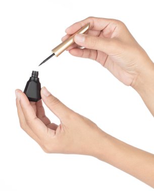 Beyaz arkaplanda el ele tutuşan kozmetik göz kalemi