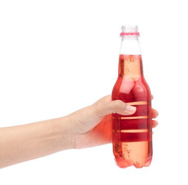 Beyaz arka planda izole edilmiş plastik şişede serinletici içecekler.