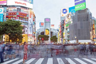 TOKYO JAPAN - 18 Mayıs 2019: Tokyo Shibuya İlçesi, Japonya 'da insanlarla, binalarla, mimari ve mağazalarla dolu yoğun bir cadde