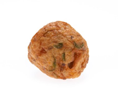 Shabu shabu için balık topu beyaz arkaplanda izole