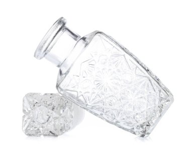 Şarap şişesi, konteynır viskisi, beyaz arka planda izole edilmiş cam içki..