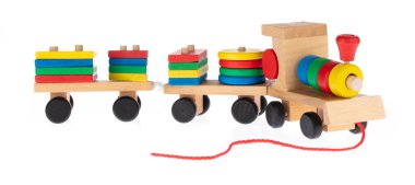 Beyaz arka planda izole edilmiş renkli blokları olan tahta oyuncak tren.