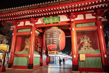 TOKYO JAPAN - 15 Mayıs 2019: Asakusa, Tokyo, Japonya 'daki Sensoji-ji Kızıl Japon Tapınağı