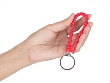 El ele tutuşan Kırmızı Deri Halat Anahtarlığı beyaz arka planda izole edildi.