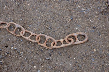 Ağır ve paslı rıhtım zincirleri bir gemiyi kalın bağırsaklara bağlamak için