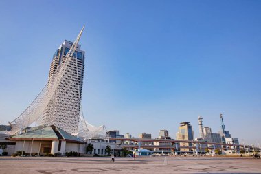 Kobe, Hyogo, Japonya - 23 Mayıs 2019: Kobe 'deki Kobe Liman Kulesi ve Kobe' deki Meriken Parkı 'ndaki Kobe Denizcilik Müzesi.