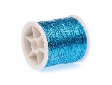 Beyaz arkaplanda izole edilmiş tüpteki renkli iplik