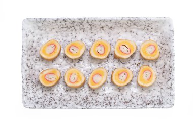 Yengeç çubuğuyla doldurulmuş baharatlı balık. Beyaz arka planda izole edilmiş tabakta..