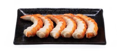 Beyaz arkaplanda izole edilmiş tabak üzerindeki taklit karides