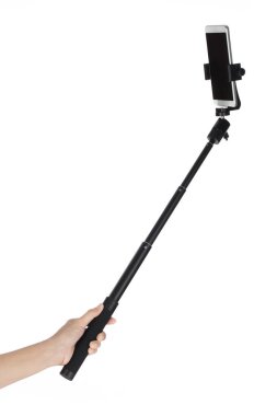 El ele tutuşan selfie çubuğu beyaz arka planda izole edilmiş