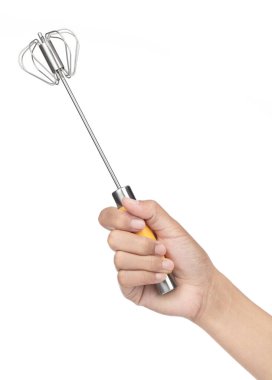 El ele tutuşan otomatik çırpma çırpma teli karıştırıcı yumurta çırpıcısı beyaz arkaplanda izole edilmiş