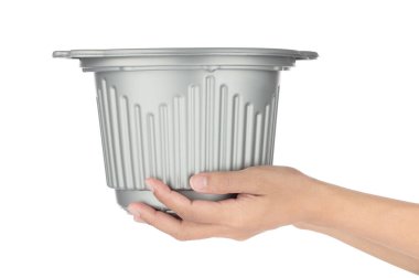 Beyaz arka planda izole edilmiş kasenin gri rengini tutan el..