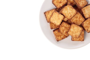 Beyaz arka planda izole edilmiş tabakta çikolata krakeri