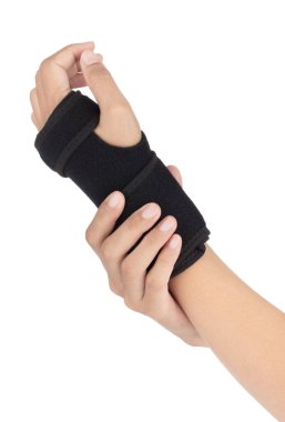 Destekçiyle el, beyaz arka planda izole edilmiş bileği korur.