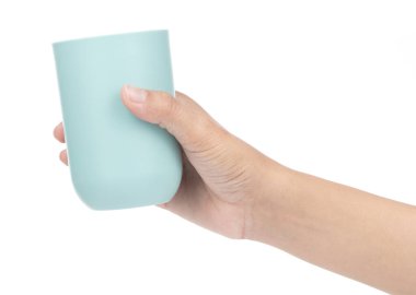 Beyaz arkaplanda plastik diş fırçası tutucusu var.