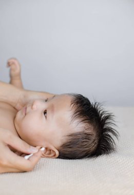 Pamuklu bebeğin el temizleme kulağı.