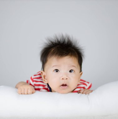 Yatağın üzerinde şirin bir bebek