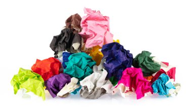 Beyaz arkaplanda izole edilmiş çok renkli buruşmuş kağıt topları yığını