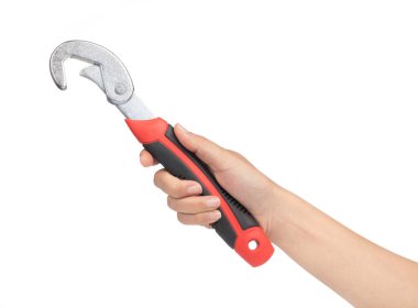 El ele tutuşan Ayarlanabilir İngiliz anahtarı beyaz arkaplanda izole edildi