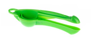 Beyaz arkaplanda elle yeşil limon sıkacağı izole edildi. 