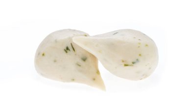 Beyaz arka planda izole edilmiş beyaz peynir dolu balık topları