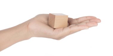 El ele tutuşan Oyuncak Ahşap Geometrik Şekil Beyaz Arkaplanda izole.