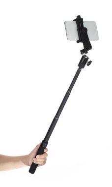El ele tutuşan selfie çubuğu beyaz arka planda izole edilmiş