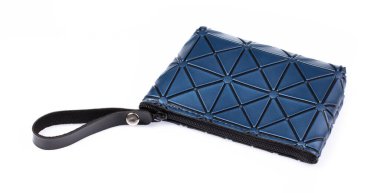 Beyaz arkaplanda fermuarı olan bozuk para çantası..