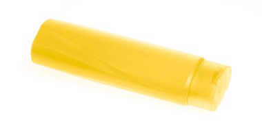 Sarı plastik şampuan şişesi beyaz arka planda izole edilmiş.